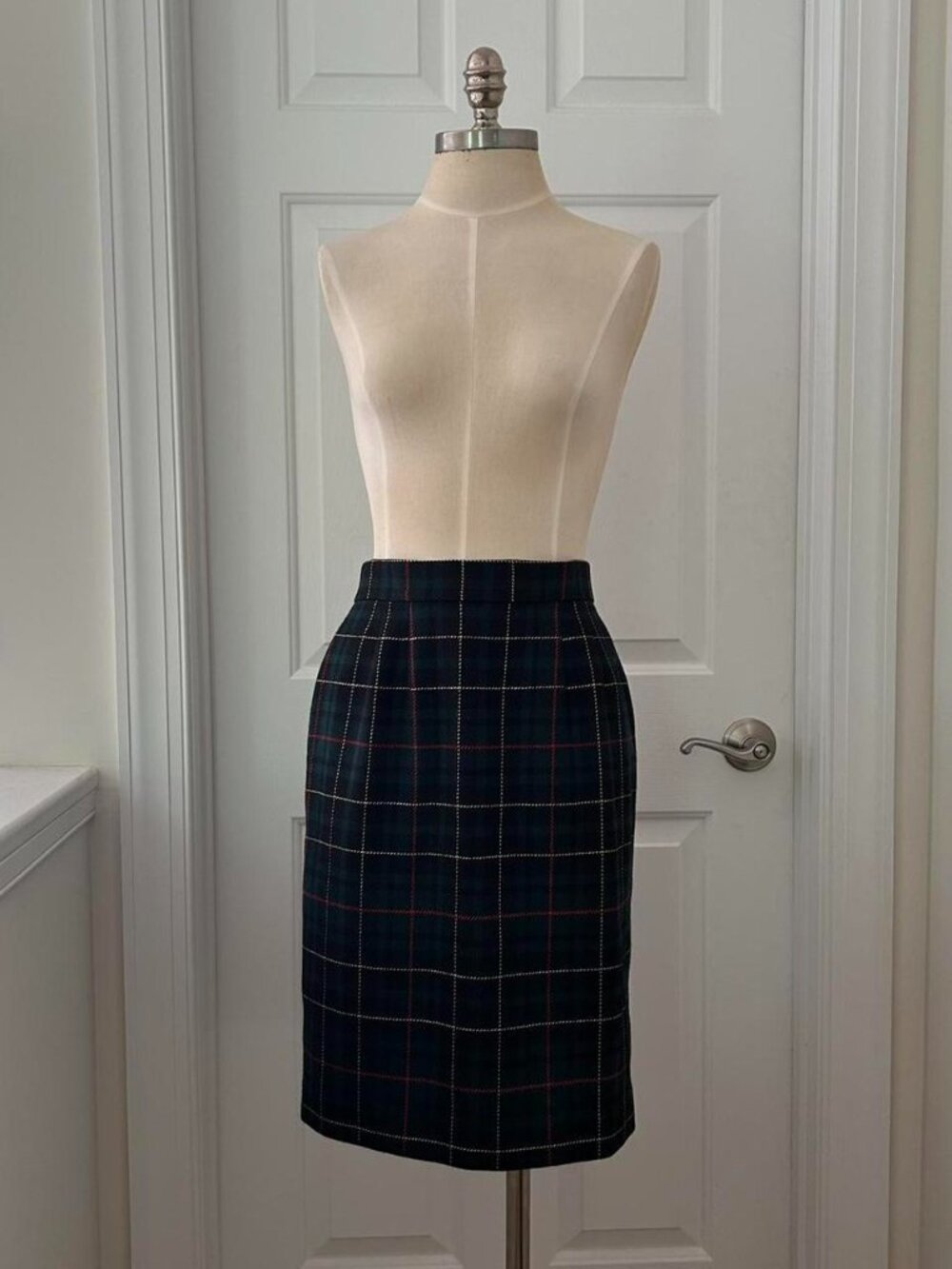 Anne Klein black & green plaid skirt 100% wool. lined and dry clean Size: 8 smal